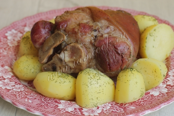 Свиная рулька с картофелем
