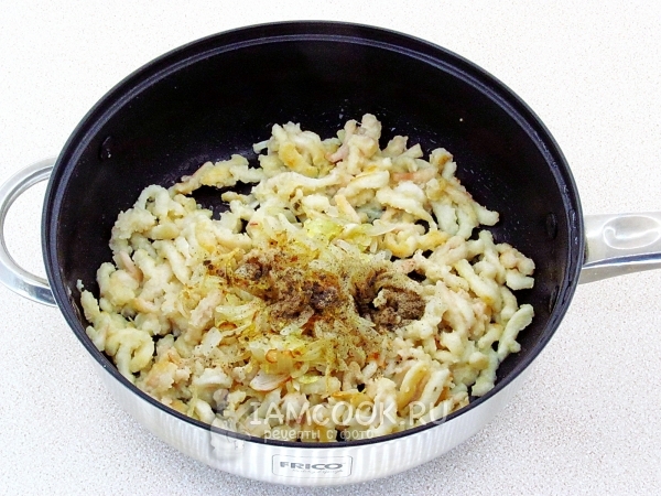 Положить лук к кальмарам