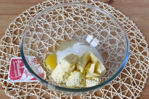 Соединить сахар, масло и яйца