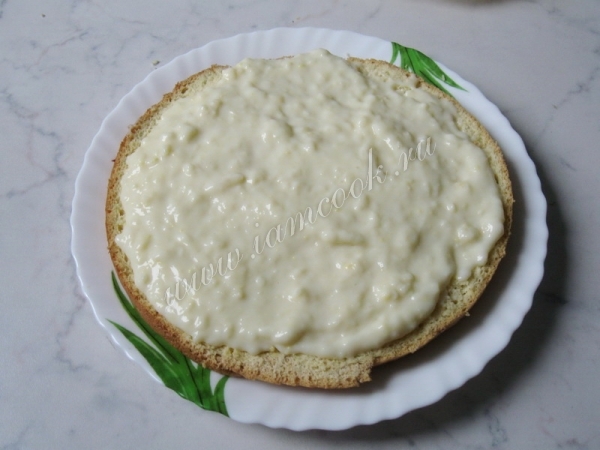 Смазать бисквит кремом