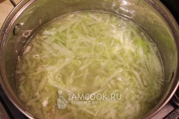 Положить в воду лук, огурец чайот и соль с перцем