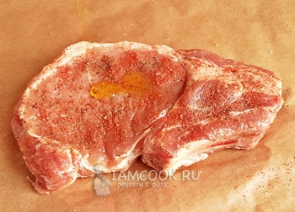 Полить мясо оливковым маслом