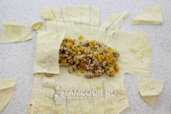 Завернуть начинку в лаваш