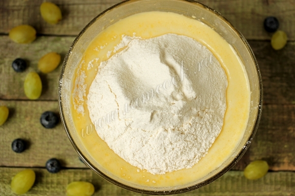 Добавить муку и разрыхлитель