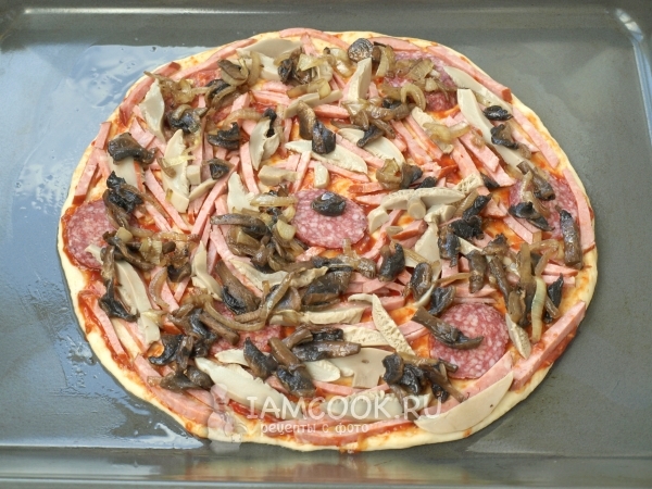 Положить грибы и колбасу