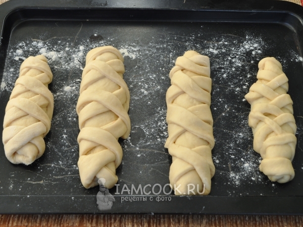 Переложить плетенки на противень