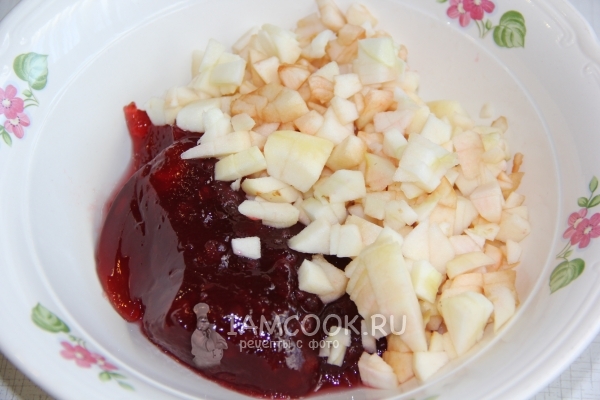 Смешать яблоки с повидлом