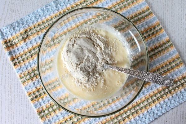 Добавить муку