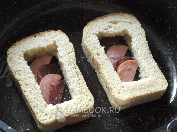 Сверху накрыть вторым куском сыра