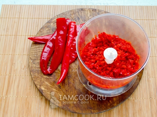 Измельчить в блендере перец