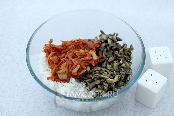 Смешать грибы, рис и лук с морковью