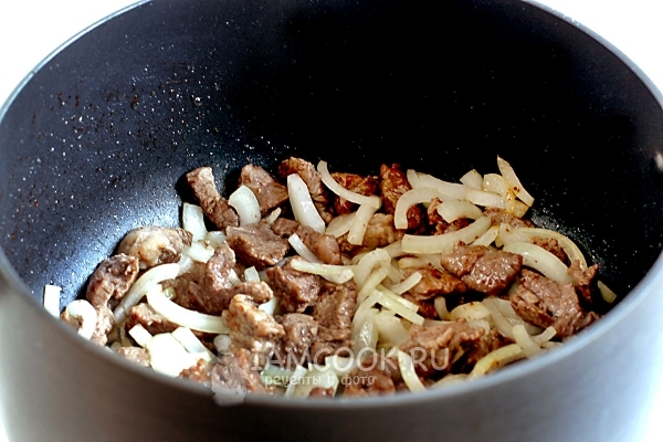 Положить к мясу лук