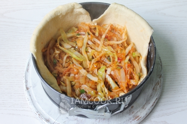 Выложить на тесто начинку