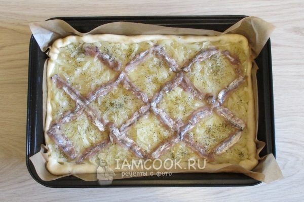 Выложить лук и анчоусы