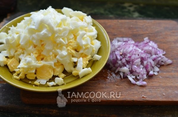 Нарезать лук и яйца