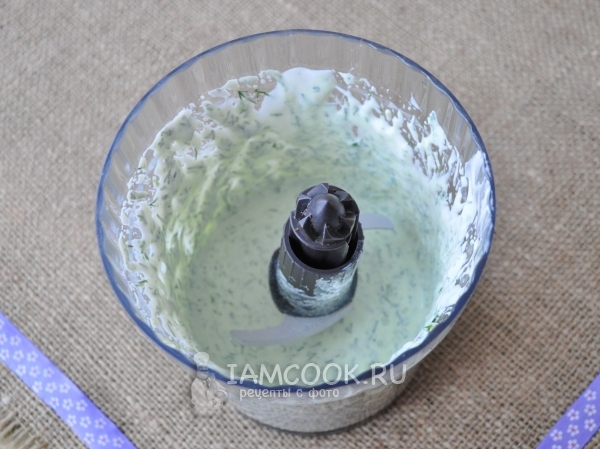 Положить сметану, соль и перец