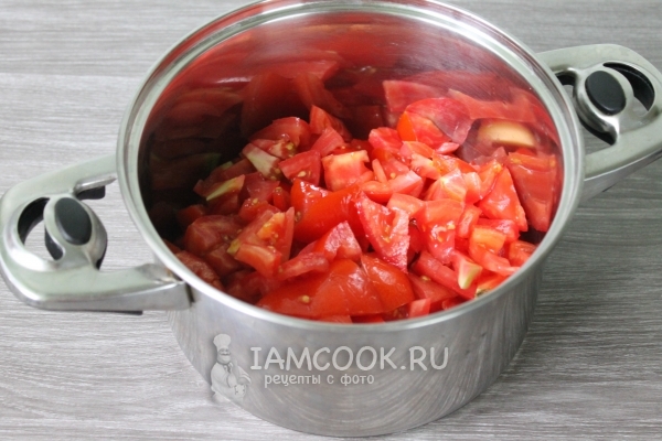 Положить помидоры в кастрюлю