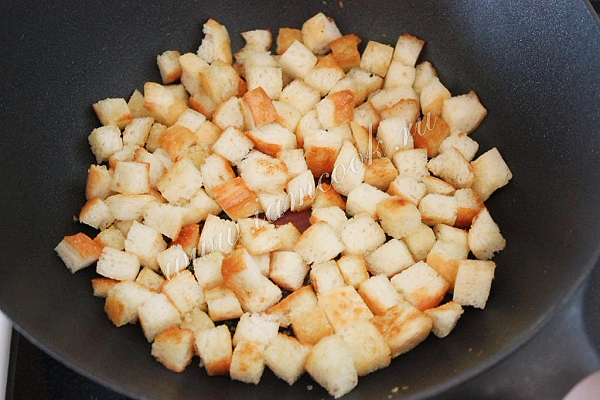 Сухарики обжарить