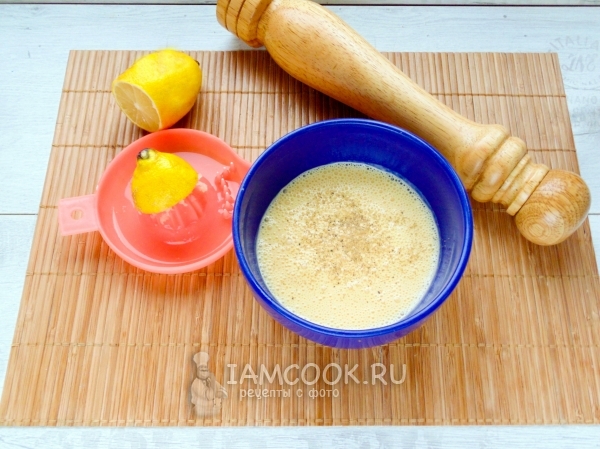 Добавить лимонный сок, соль и перец