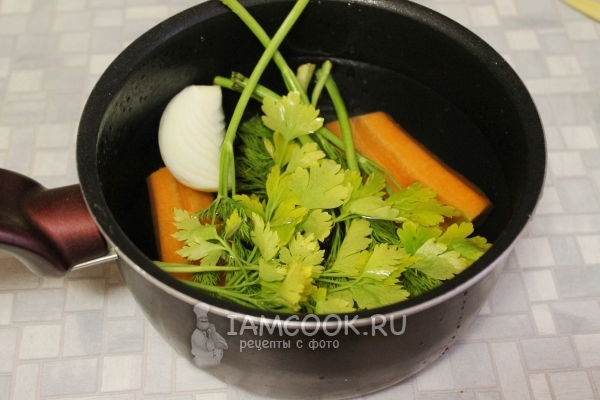 Положить в воду овощи