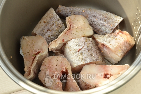 Положить рыбу в мультиварку