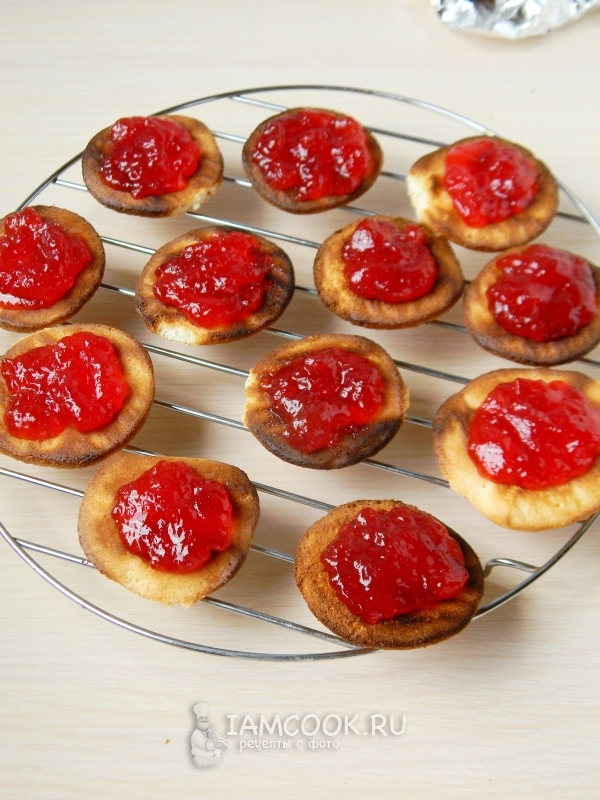 Положить на печенье джем