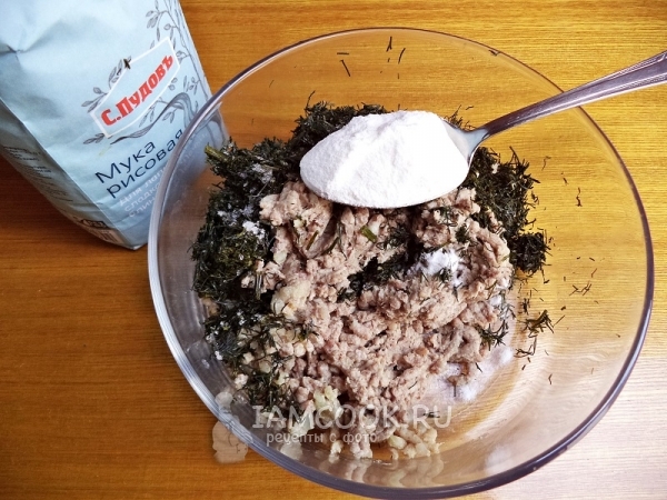 Смешать ингредиенты для котлет