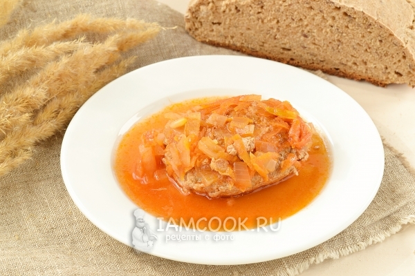 Мясной биточек на тарелке