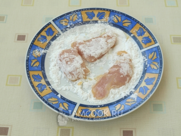Обвалять мясо в муке