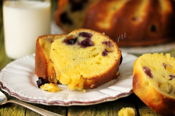 Рецепт кекса на кефире с виноградом и голубикой