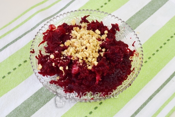 Смешать свеклу с грецким орехом