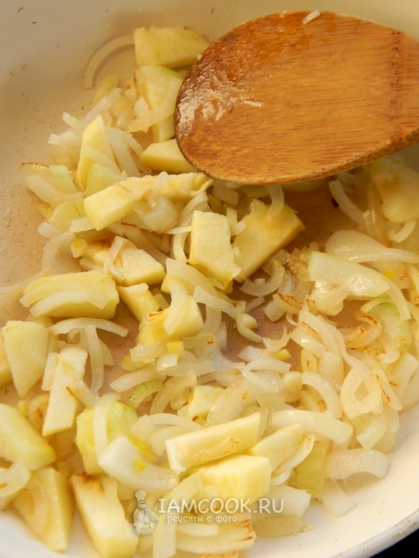 Обжарить лук с яблоком