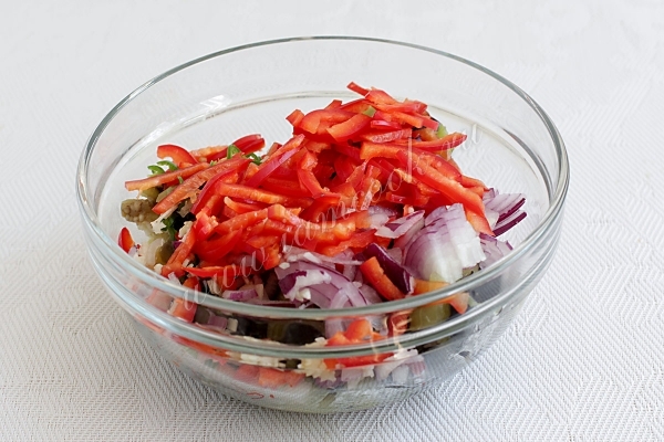 Соединить составляющие салата