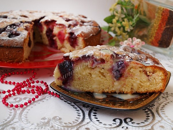 Вишневый пирог с ежевикой