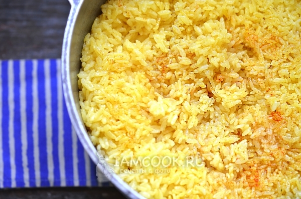 Готовый рассыпчатый рис в казане