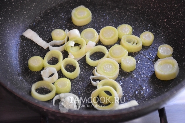 Обжарить лук