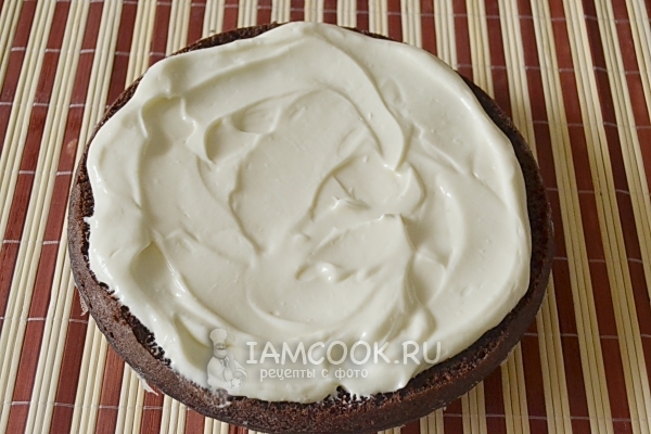 Смазать кремом корж