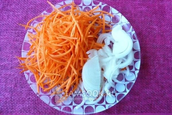 Порезать лук и морковь