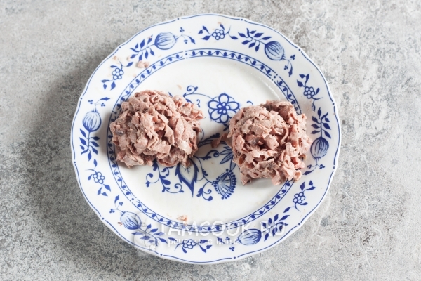 Смешать мясо с майонезом