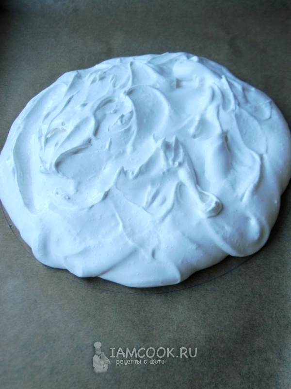 Выложить белки на пекарскую бумагу