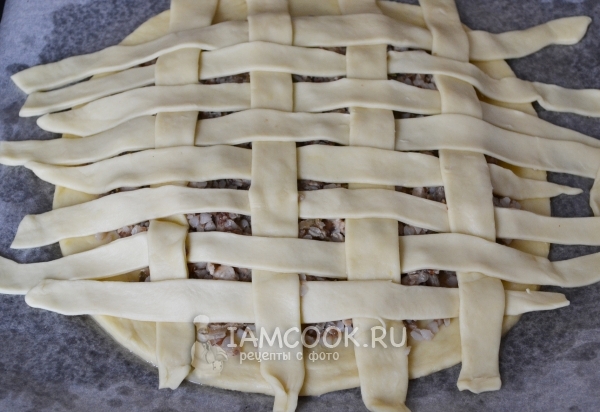 Сделать узор плетеной корзинки из теста