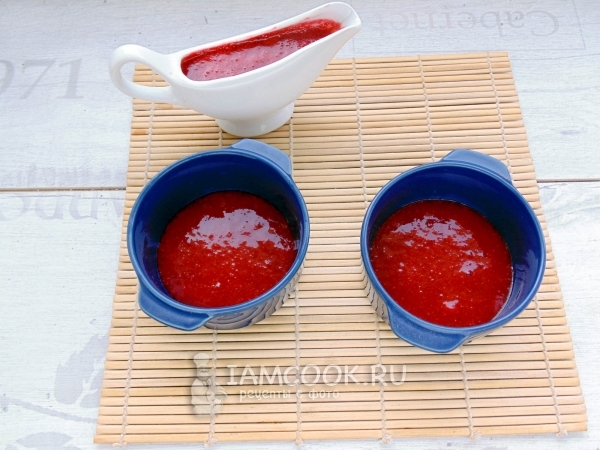 Положить ягодный соус в формочки