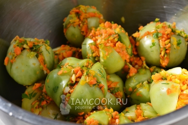 Сложить помидоры в кастрюлю