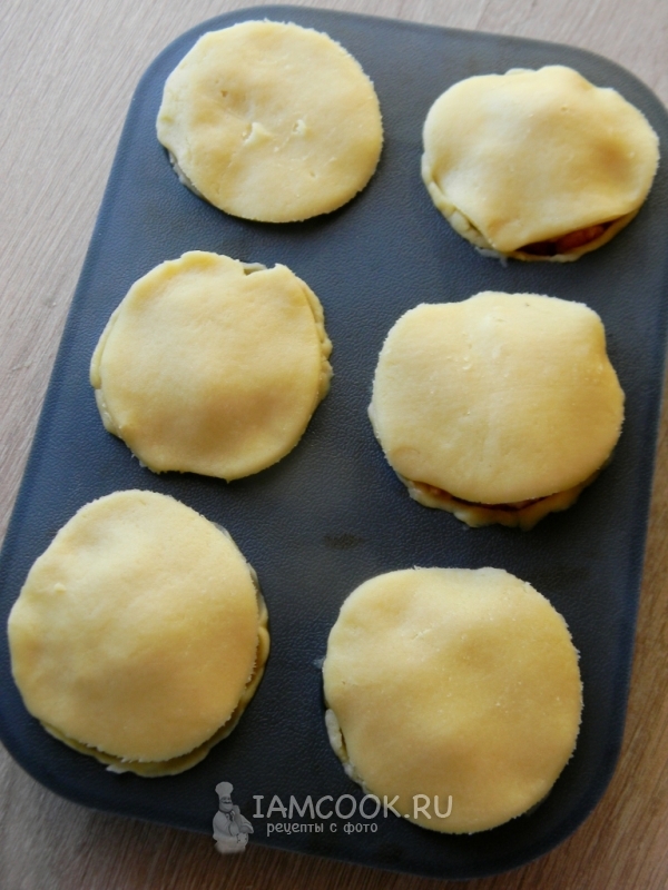 Накрыть начинку кружком теста