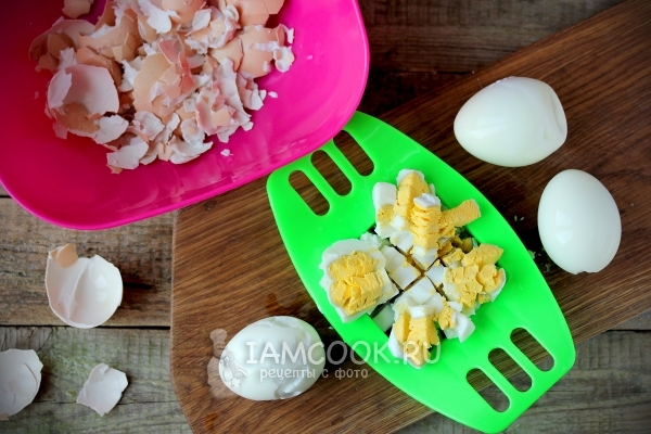 Яйца почистить и порезать