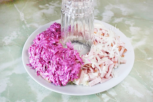 Уложили свёклу с майонезом