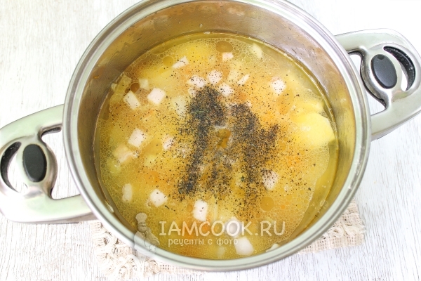 Влить воду и всыпать соль с перцем