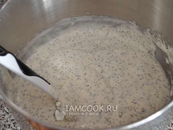 Всыпать сухую смесь и размешать тесто