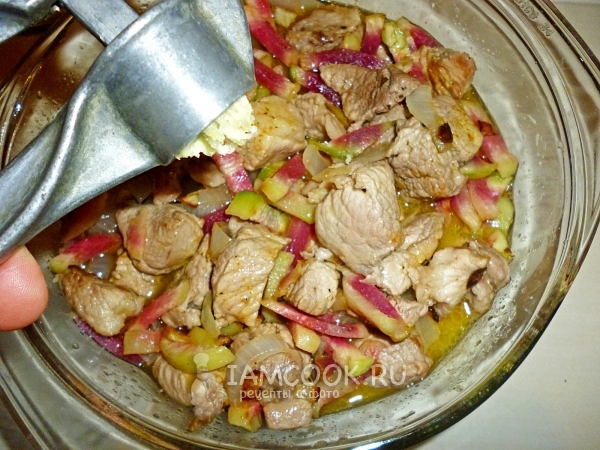 Выдавить чеснок