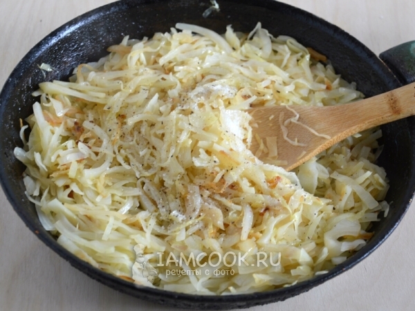 Обжарить капусту со специями
